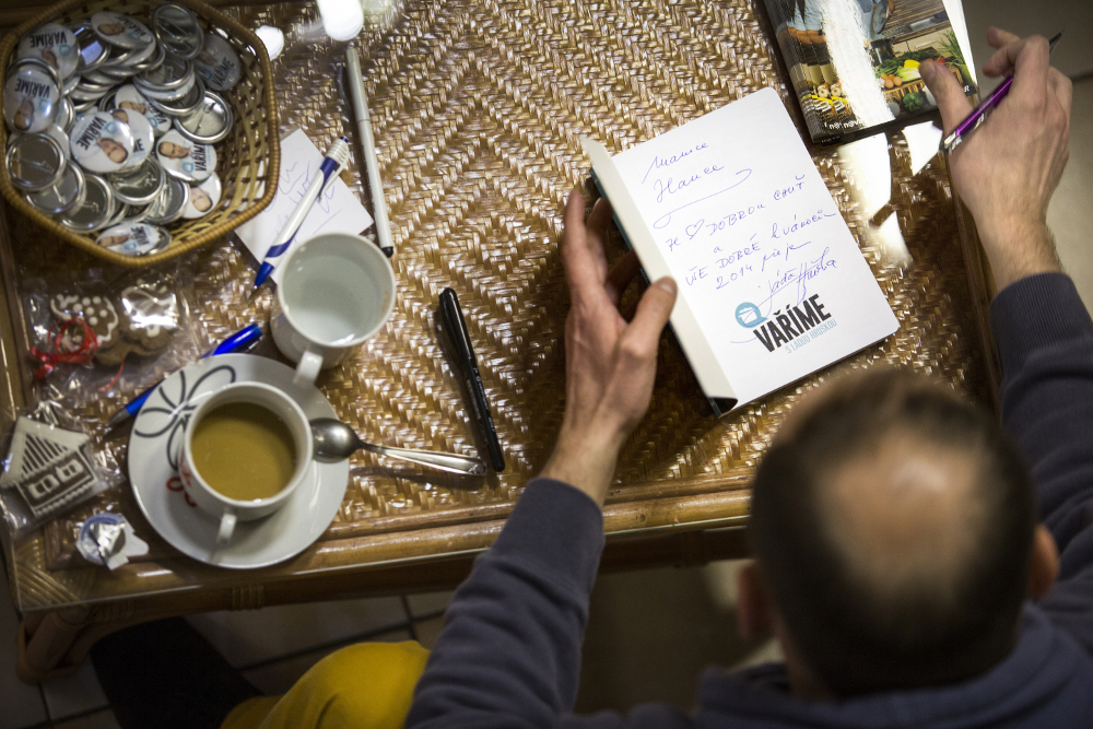 Fenomén Láďa Hruška: Jak vypadají jeho autogramiády v regionech?