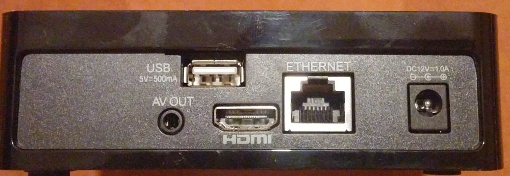 Rozhraní na zadní straně jsou prakticky kompletní, tedy včetně analogového audio-video výstupu. Jediné co mi chybělo, byla možnost vytažení samostatného digitálního audia.
