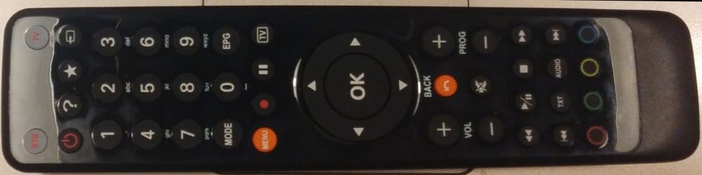 Dálkový ovladač je solidní s velice dobrým rozložením a nijak daleko od středu není ani EPG.