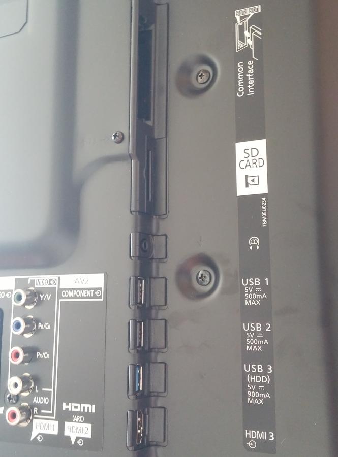 Pokud vás při ceně devadesát tisíc zaráží jediné rozhraní USB 3.0, to bohužel není nic nového. Televizor se dvěma „trojkami“ jsem snad ještě neviděl.