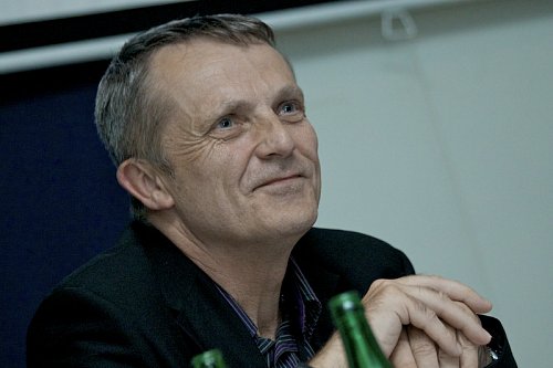 Bývalý ředitel Úseku vysílacích služeb Českých Radiokomunikací Martin Roztočil působí nyní ve společnosti Digital Broadcasting jako šéf vnějších vztahů.