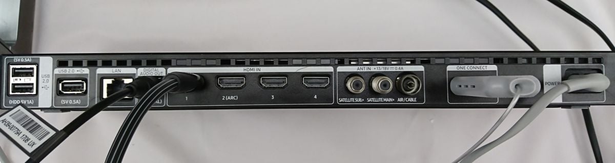 Externí lišta One Connect má nyní veškerá rozhraní v sobě. V obrazovce není – s výjimkou vzájemného propojení a napájení – nic.