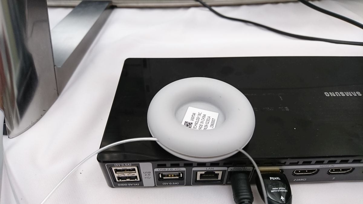 Zkrácení systémového optického kabelu propojujících panel a lištu One Connect jde udělat i takto.