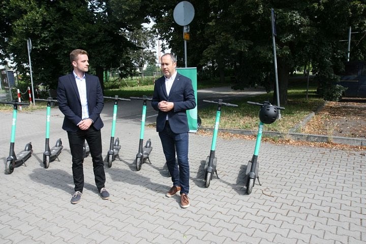 Jakub Dvořák (vlevo), lokální country manager společnosti Bolt, a náměstek primátora města Olomouc Matouš Pelikán (vpravo).