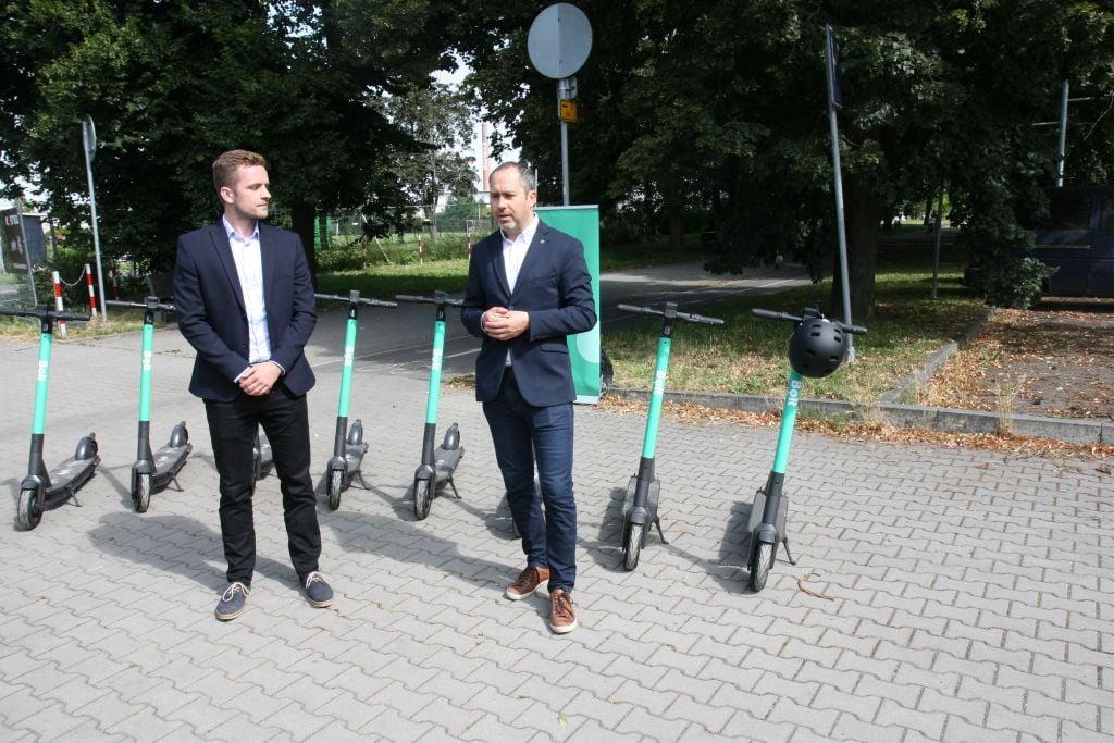 Jakub Dvořák (vlevo), lokální country manager společnosti Bolt, a náměstek primátora města Olomouc Matouš Pelikán (vpravo).