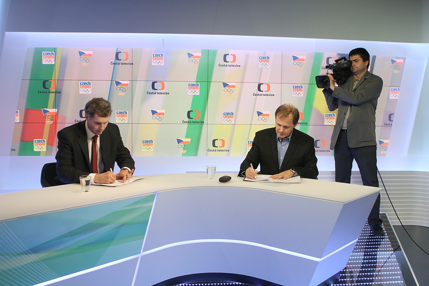 Generální ředitel České televize Petr Dvořák a předseda Českého olympijského výboru Jiří Kejval při podpisu smlouvy stvrzující generální partnerství.