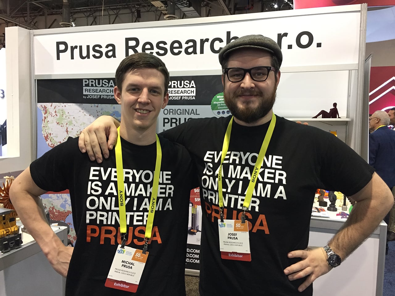 Michal Průša (vlevo) a Josef Průša na stánku Prusa Research na CES 2017 v Las Vegas.