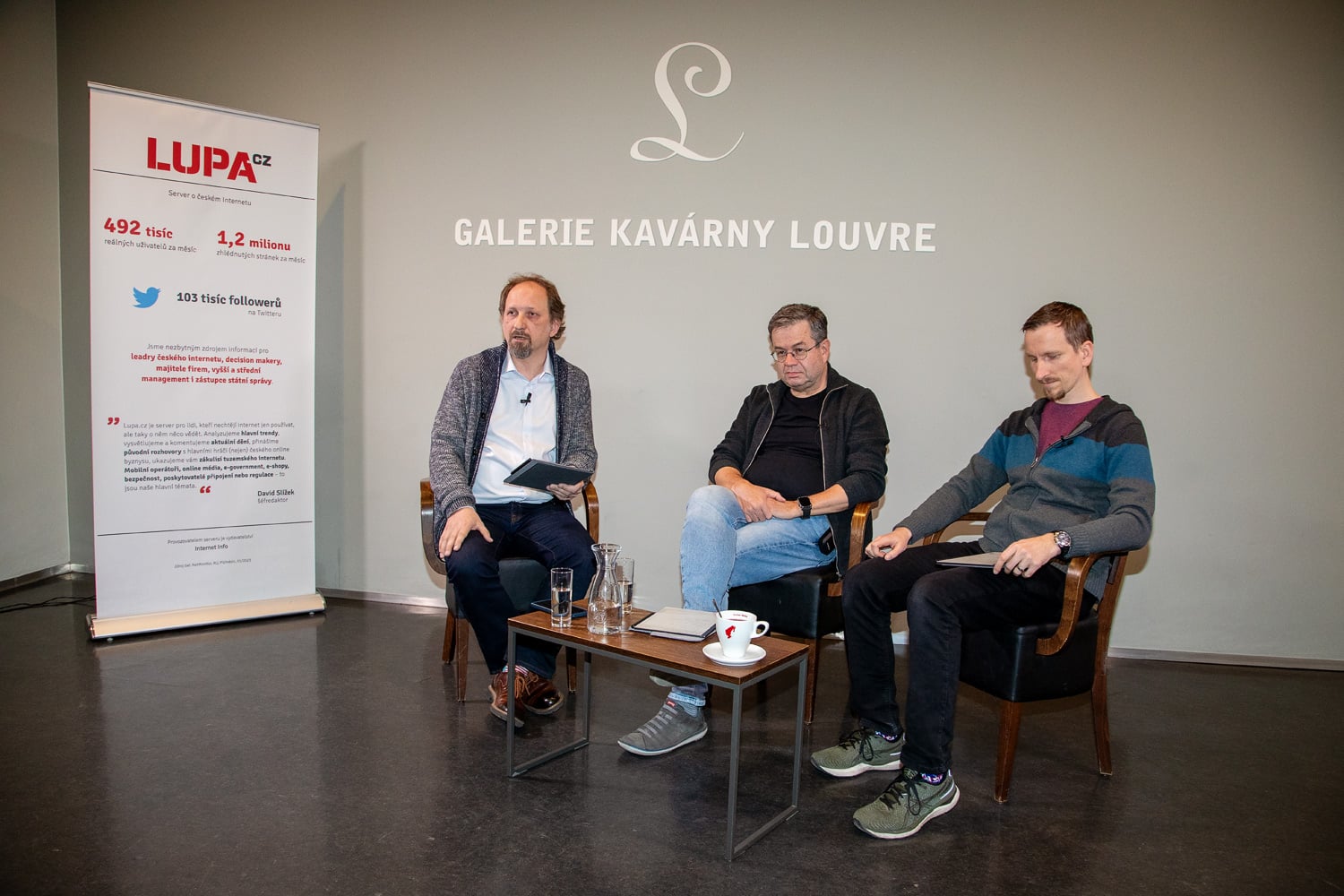 Debata se pod značnou Lupa Netclub konala v prostorách Galerie kavárny Louvre.