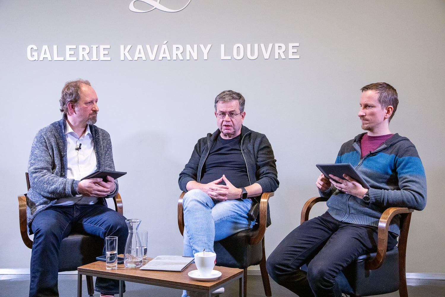Umělá inteligence zatím novináře zcela nenahradí, shodli se diskutující. Aplikace využívající AI ale ke své práci už používají.