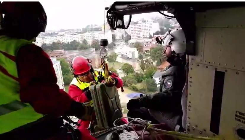 Doplňování paliva z vrtulníku