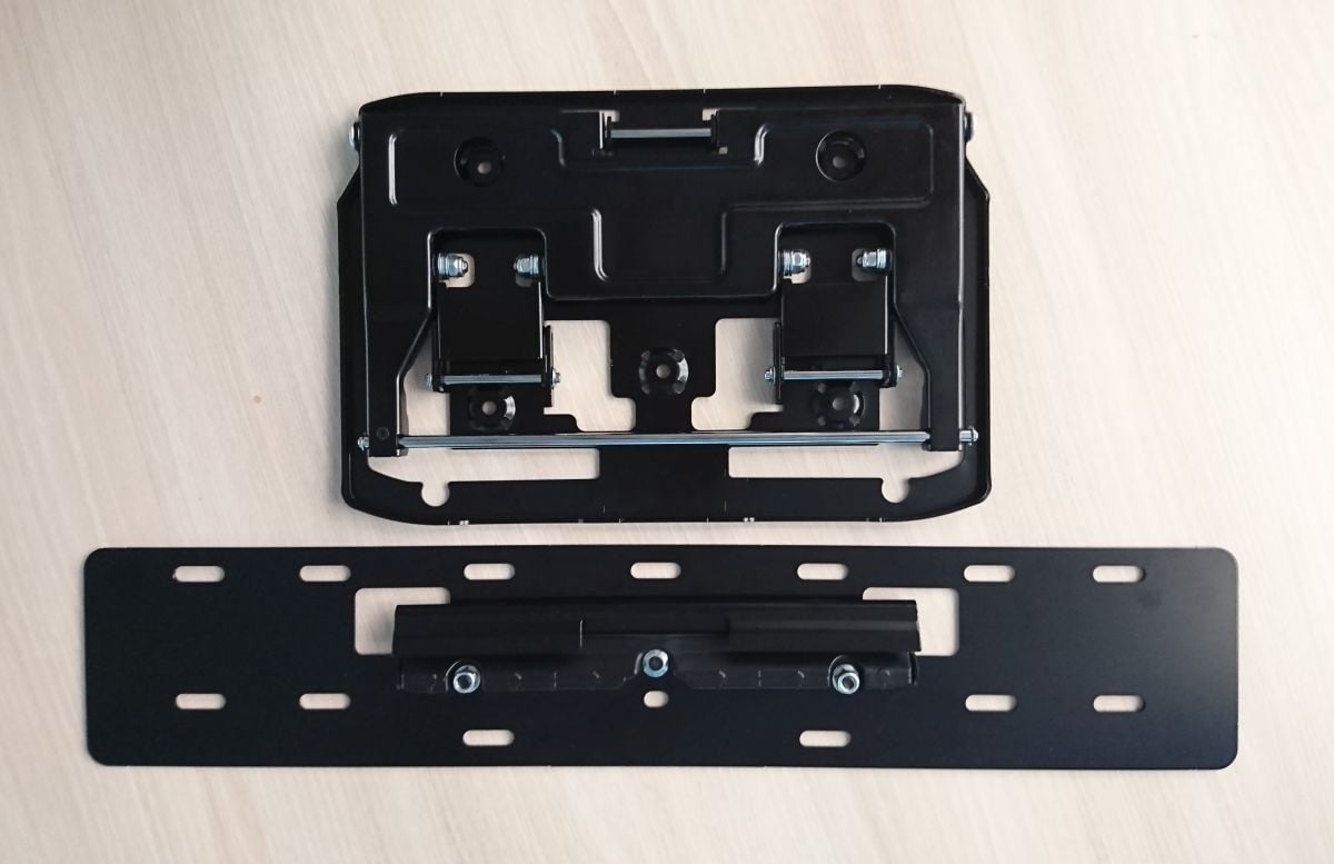 Držák na stěnu M21 (pro TV se 75"), existuje i varianta pro nižší úhlopříčky.