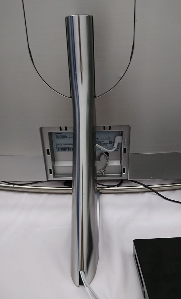 Povšimněte si kabelů protažených nohou.