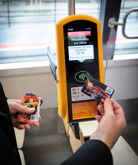 Bezkontaktní platby v tramvaji.