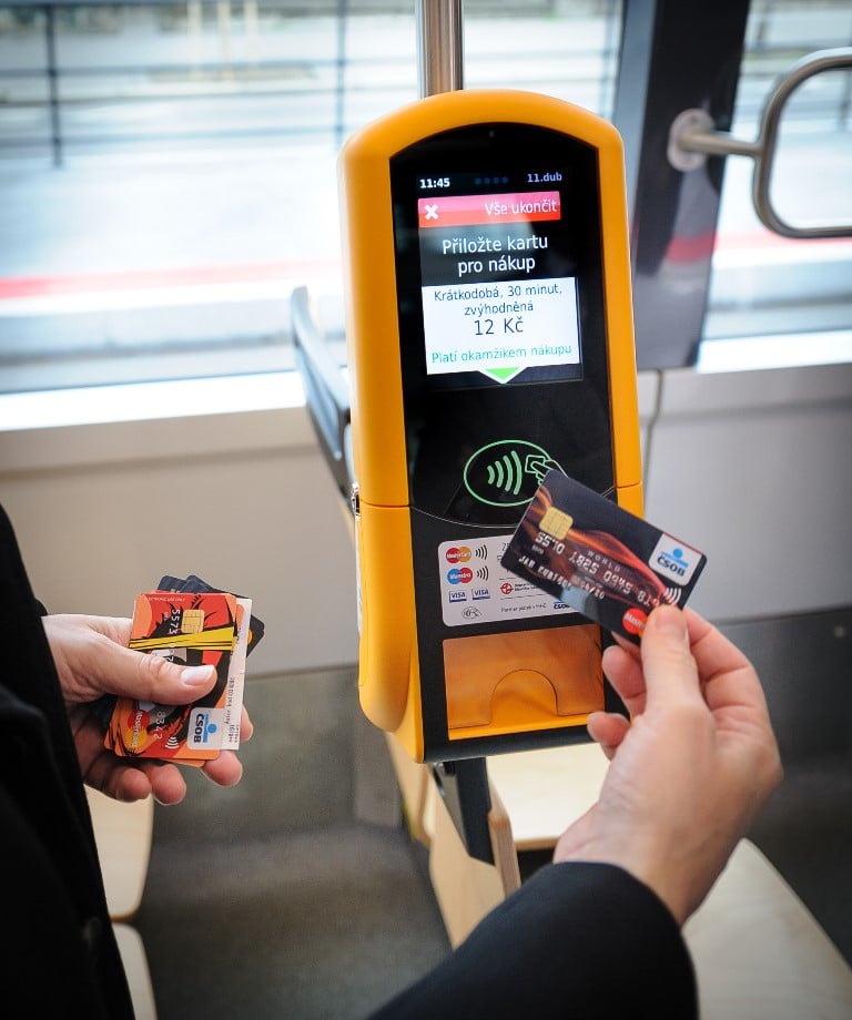 Bezkontaktní platby v tramvaji.