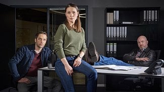 Seriál z prostředí pražské policie nasadila TV Nova původně do jarního vysílání. Stáhla ho ale po třech epizodách. V létě odvysílá všech deset dílů, a to vždy v úterý večer.