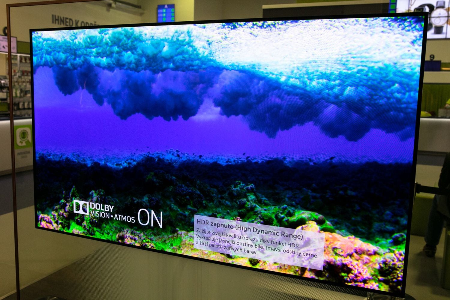 Televizor slušně oznámí, že přehrává obsah s technologií HDR. Tak by to dnes mělo vypadat.