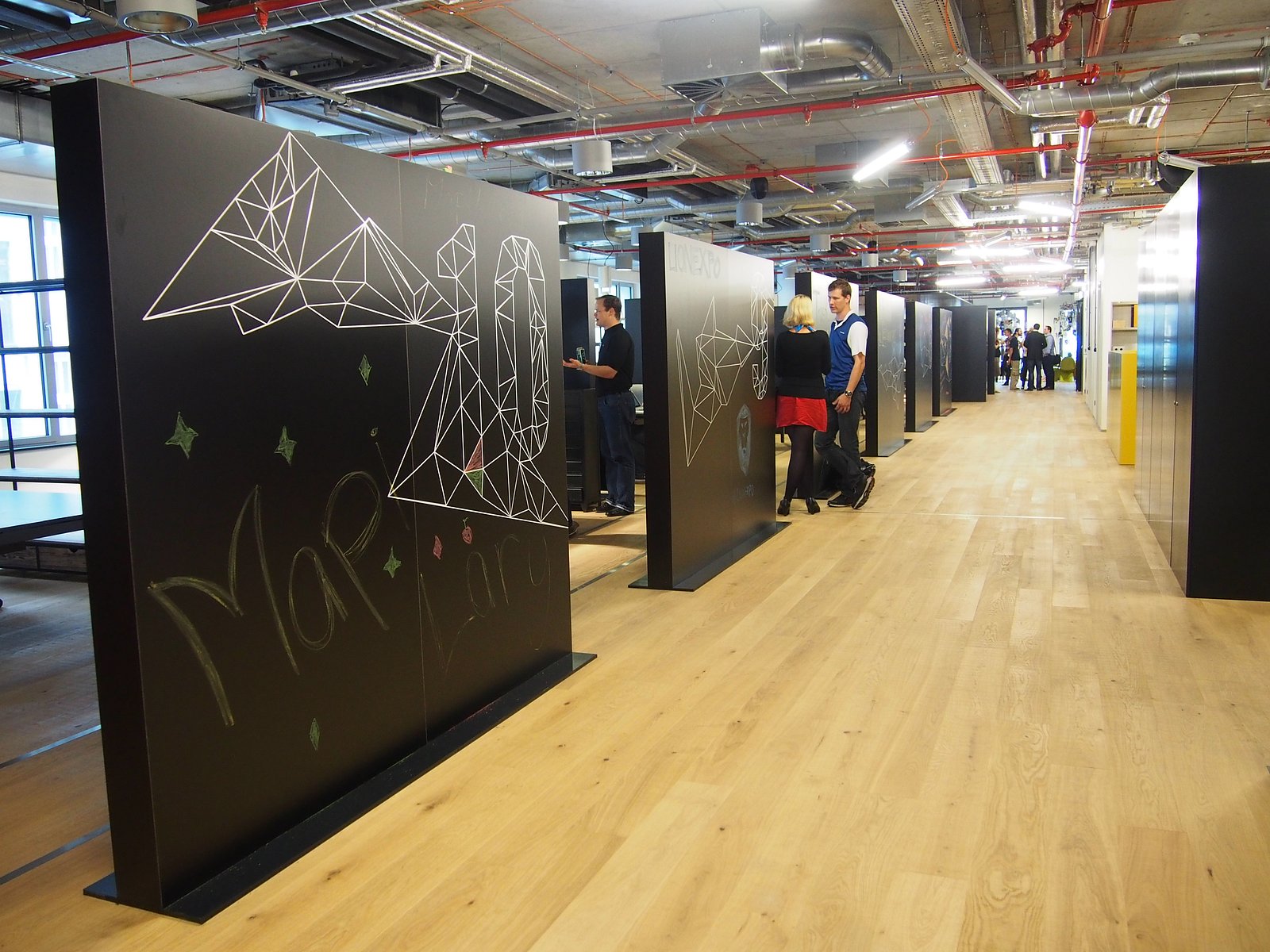 V pražské Wayře. Vlevo jsou pracovní „kóje“ týmů