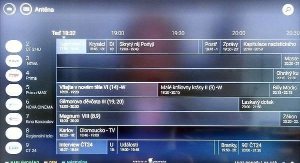Kde program chybí, záhy se automaticky dohraje. Pokud na pořadu chvíli vydržíte, objeví se část rozšířeného popisku. Kompletní se vyvolá po zmáčknutí „i“.