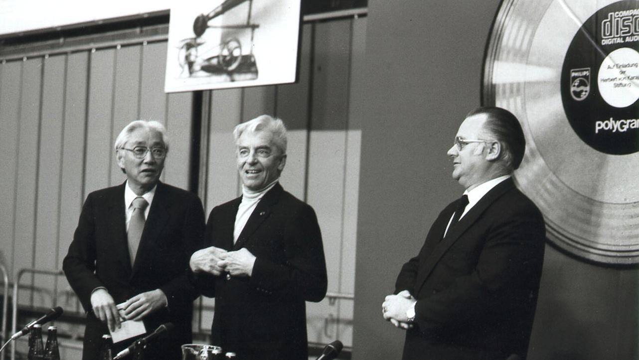 Další vývoj probíhal ve spolupráci s japonskou firmou Sony. Ta také prosadila zvýšení kapacity disku. Japonci totiž chtěli, aby se na CDčko vešla Beethovenova Symphonie č.9. Její nejdelší nahrávka, která v té době byla v hudebním vydavatelství Polygram k dispozici měla 74 minut. Aby kompaktní disk takový záznam pojmul, musel být jeho průměr zvětšen o půl centimetru na 12 cm.
V roce 1980 Philips a Sony zveřejnily Red Book (červenou knihu), která obsahovala standardy kompaktního disku.