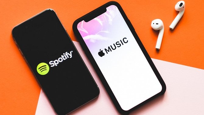 Apple Music a Spotify - mobilní aplikace - hudba