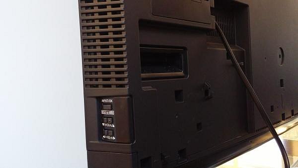 Tlačítko na boku televizor částečně vypne (zapnout se následně dálkovým ovladačem nedá), ale od elektrické sítě ho neodpojí. Všimněte si také výborného úchopu, který je zásadní pro správnou manipulaci s TV.