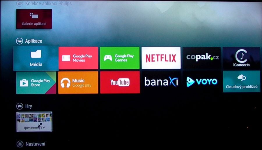 Operační systém Android TV (6) byl popsán už dostatečně. Vrchní část nabídky na tlačítku Home vypadá v případě tohoto televizoru takto. Českých aplikací je docela dost, potíže ale byly při jejich zprovozňování.