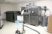 Tiskárna HP Jet Fusion 3D 4200 (vlevo) a chladicí zařízení (vpravo).