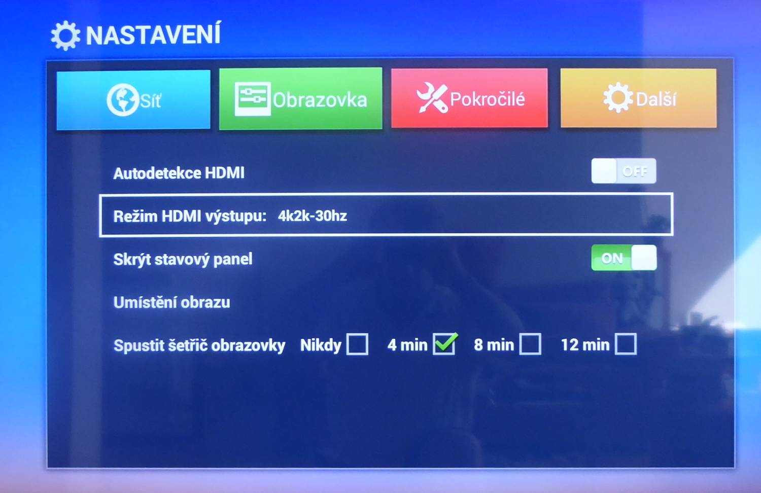 Autodetekce HDMI opravdu nefunguje. Po instalaci je zapnuta, ale i při napojení 4K televizoru se objeví pouhých 720p, 60 Hz! Takže vypnout a nastavit podle napojeného televizoru.