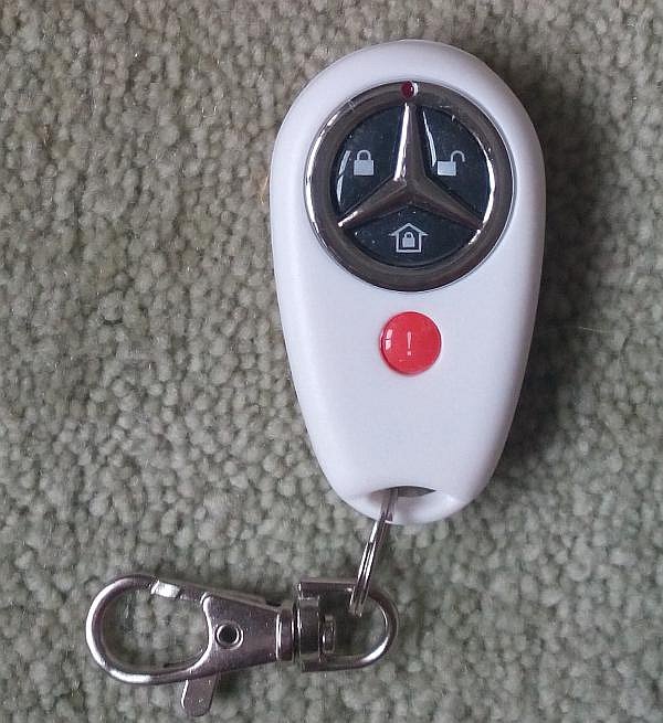 Klíčenka - ovladač s panikovým tlačítkem okamžitě probouzejícím alarm.