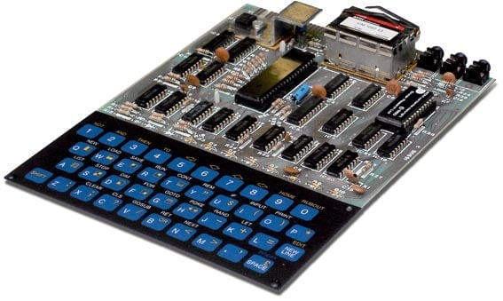 ZX80 se dodával i jako stavebnice. To největší černé uprostřed je procesor Z80, obklopený houfem pomocných obvodů.