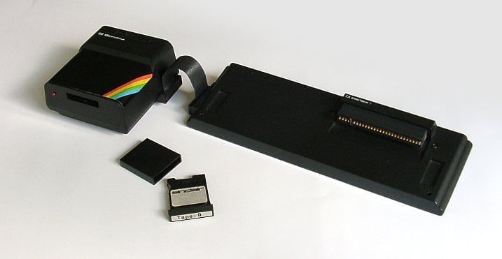 ZX Interface 1 s mikrodrivy, připojením periferií RS232 a s pokusem o počítačovou síť přes audiokablík s konektory Jack