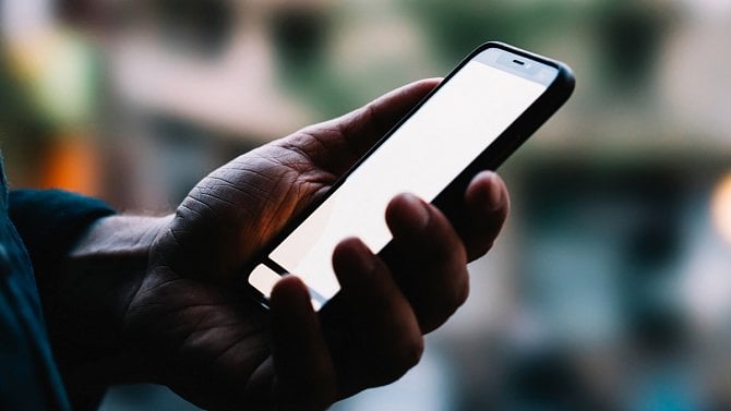 Mobilní telefon - smartphone - ruka