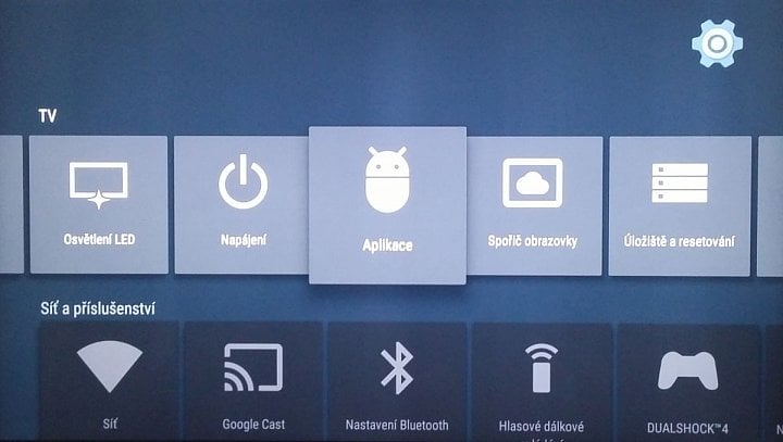 Je třeba jít do menu na tlačítku Home, dále do Nastavení a volby TV a Aplikace...