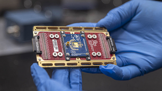 Řídící čip pro spinové qubity pracující kolem absolutní nuly