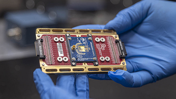 Řídící čip pro spinové qubity pracující kolem absolutní nuly