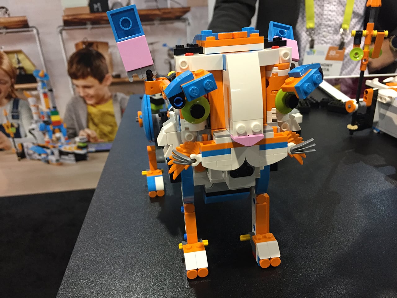 Lego Boost a další programovatelné stavebnice na CES 2017