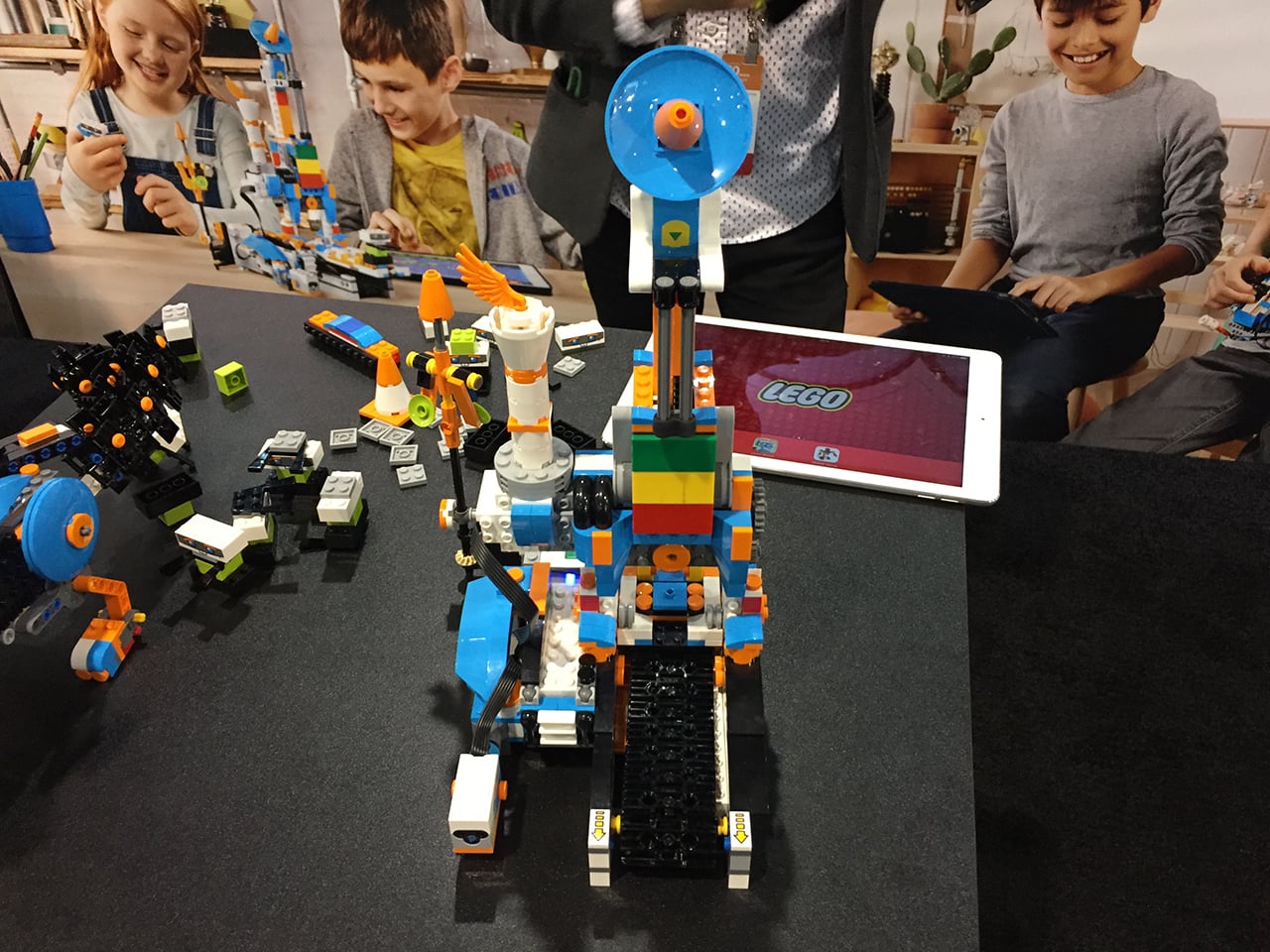 Lego Boost a další programovatelné stavebnice na CES 2017