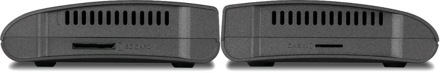 Na bocích přijímače najdeme rozhraní pro přístupovou kartu Irdeto německé služby FreeNet TV (vpravo) a štěrbinu čtečky SD karet (vlevo).