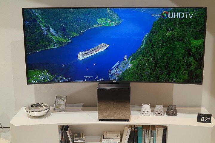 SUHD televizor Samsung UE82S9W (21.999 €), což je pro upřesnění stále LCD technologie, navrhoval švýcarský designér Yves Béhar a byl oceněn iF Design Award 2015. Mimochodem v kostce podstavce je i motor a celek se vyrábí – podle Samsungu – zcela individuálně. Jak vypadal na výstavě, vidíte na posledním snímku galerie.