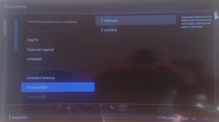 Zdroj z dat je po instalaci nastaven na internet, což je podle mého chyba. Pokud ho uživatel přeskočí, způsobí mu to značné problémy o kterých jsem se už zmiňoval. A v mém případě nepomohlo ani následné přestavení na síť DVB-T a musel jsem kompletně reinstalovat. Jak také vidíte ze snímku, obrazovka se hodně leskne.