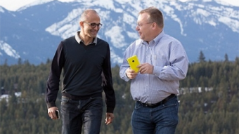 Satya Nadella a Stephen Elop.