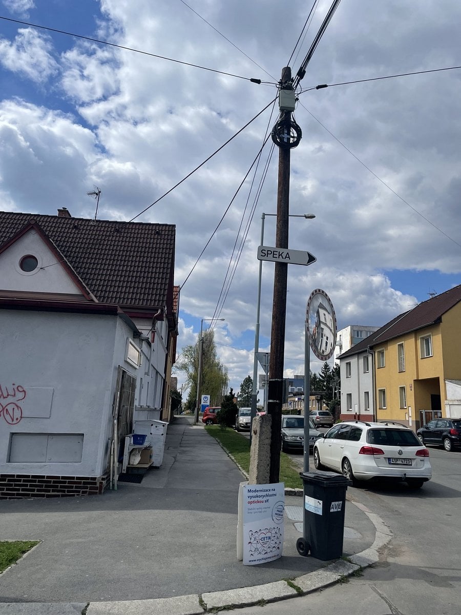 Optika po sloupech v Praze