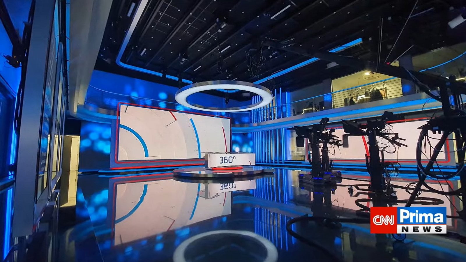 Večerní pořad 360° Pavlíny Wolfové shrne události celého dne. V programu se s ním počítá každý všední den krátce před 22.00.