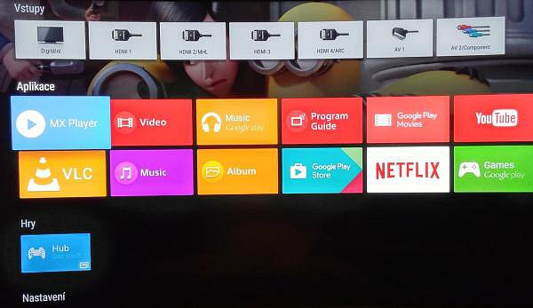 Standardně u Sony najdete přehrávač VLC, který stačí jen nainstalovat. V podstatě jediné, co se mi podařilo dohrát dalšího, byl MX Player.