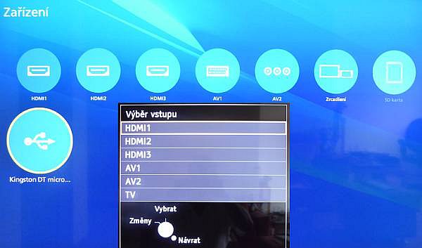 Přehled vstupů/výstupů vyvoláte na dvou místech – buď přes tlačítko dálkového ovladače (viz okénko), nebo přes domovské menu volbou Zařízení. Ani v jednom případě tu ale nenajdete rozhraní USB. To se objeví až tehdy, když do něj zasunete nějaké paměťové médium. Rozhraní USB tak ve Firefoxu nejde připevnit na domovskou obrazovku. To můžete udělat pouze pro konkrétní, do něj zastrčené médium. Mimochodem „Zařízení“ by se správně mělo jmenovat „Zařízení a vstupy/výstupy“ stejně, jako by se položka „Live TV“ v domovském menu měla jmenovat „Živé vysílání“.