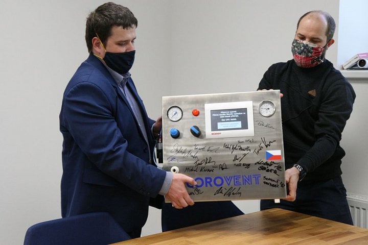 Majitel společnosti MICo Jiří Denner a Michal Kuneš (provozní ředitel Dawellu) pokládají na stůl „přístroj číslo 0“, tedy hotový prototyp CoroVentu.