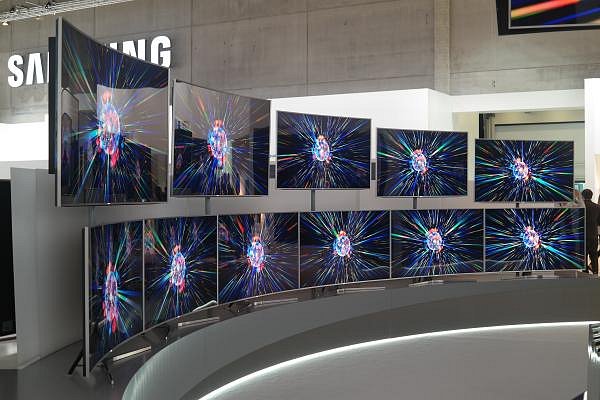 Prohnuté televizory jsou už letos všude a i když se do nich některým výrobcům opravdu nechtělo, nedalo se nic dělat a museli Samsung následovat.
