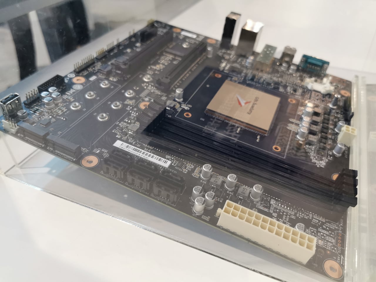 Základní desky Kunpeng Server Board a Desktop Board od Huawei