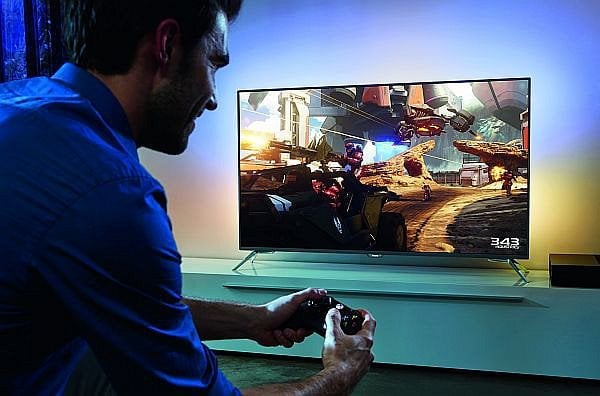 Philips LS 7100, tzv. Gaming XBox a speciální režim osvícení pozadí Ambilight. Ten je hodně zajímavý tím, že pocitově dokáže jakoby rozšířit dění i mimo obrazovku.