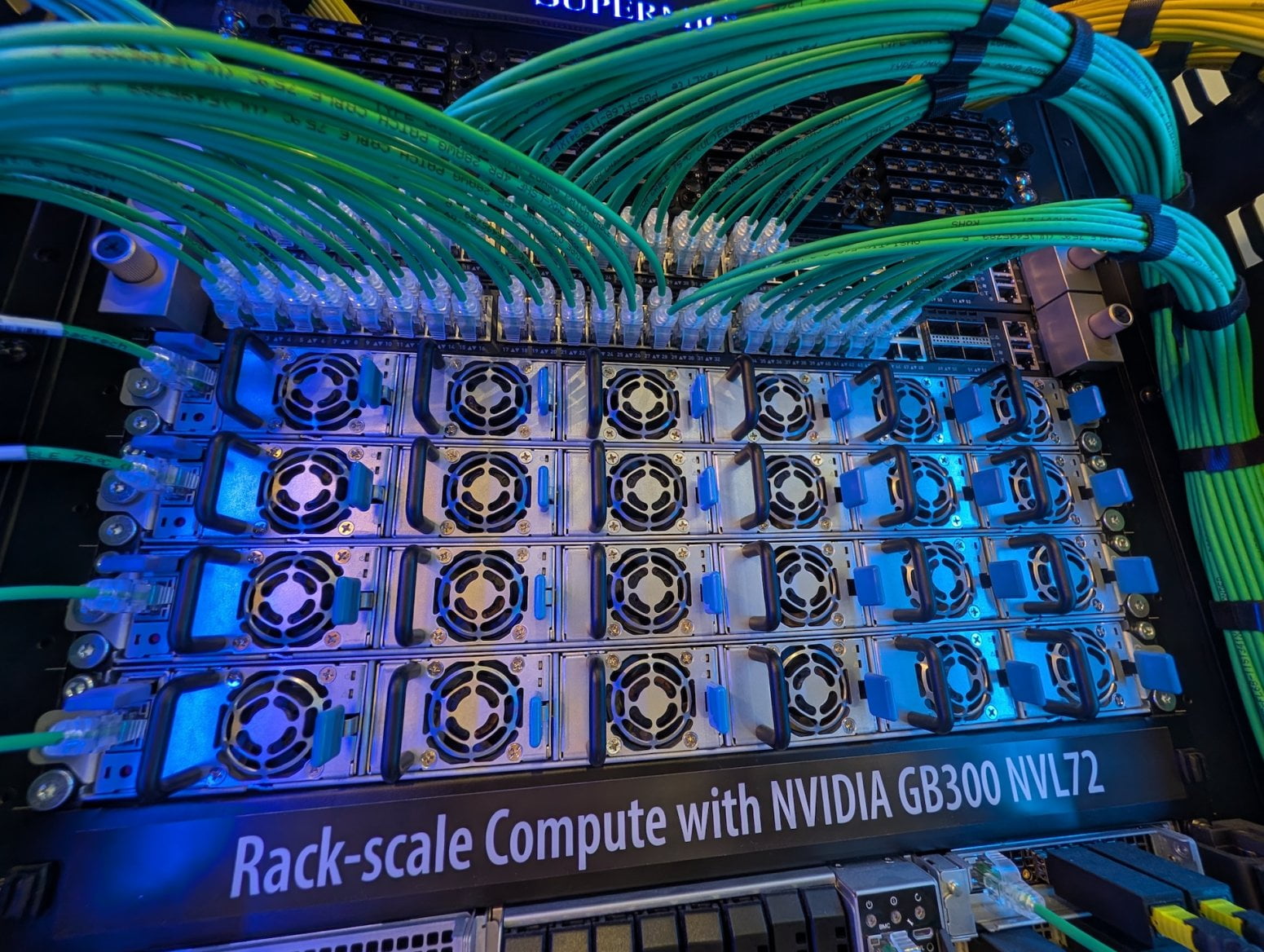 AI rack a servery Supermicro Nvidia GB300 NVL72